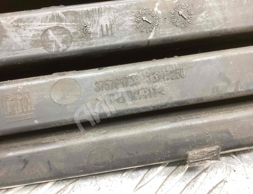 Заглушка (решетка) в бампер передний Opel Astra H 2004-2007  Opel Astra Astra H 2004-2007