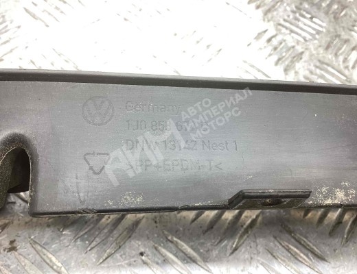Заглушка (решетка) в бампер передний Volkswagen Golf IV (1J) 1997-2004  Volkswagen Golf Golf IV (1J) 1997-2004