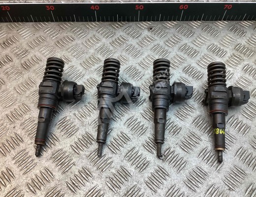 Форсунка Volkswagen Passat B5+ (3B) 2000-2005 рестайлинг  Volkswagen Passat Passat B5+ (3B) 2000-2005 рестайлинг