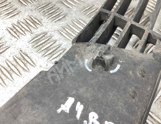 Заглушка (решетка) в бампер передний Audi A4 B5 (8D) 1994-1999  Audi A4 A4 B5 (8D) 1994-1999