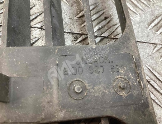 Заглушка (решетка) в бампер передний Audi A4 B5 (8D) 1994-1999  Audi A4 A4 B5 (8D) 1994-1999