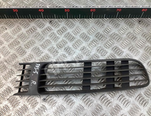 Заглушка (решетка) в бампер передний Volkswagen Passat B5 (3B) 1996-2000  Volkswagen Passat Passat B5 (3B) 1996-2000
