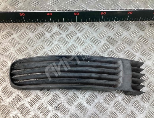Заглушка (решетка) в бампер передний Volkswagen Passat B5 (3B) 1996-2000  Volkswagen Passat Passat B5 (3B) 1996-2000