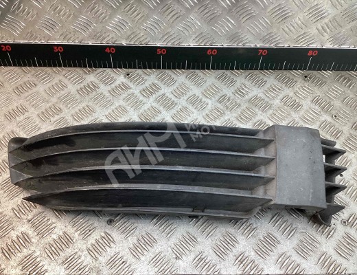 Заглушка (решетка) в бампер передний Volkswagen Passat B5+ (3B) 2000-2005 рестайлинг  Volkswagen Passat Passat B5+ (3B) 2000-2005 рестайлинг