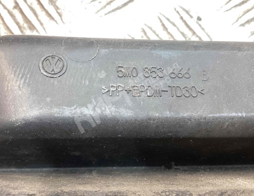 Заглушка (решетка) в бампер передний Volkswagen Golf+ V (5M) 2005-2014  Volkswagen Golf Plus Golf+ V (5M) 2005-2014