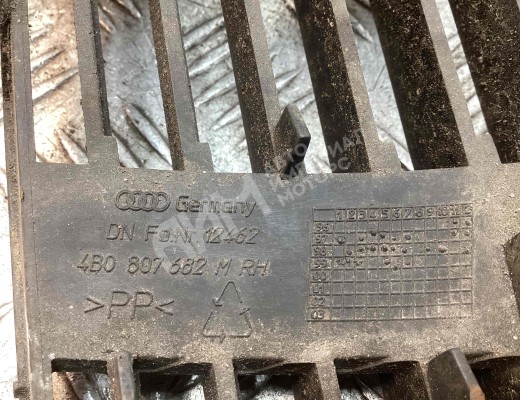 Заглушка (решетка) в бампер передний Audi A6 C5 (4B) 1997-2001  Audi A6 A6 C5 (4B) 1997-2001