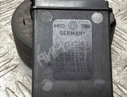 Кнопка подогрева заднего стекла Volkswagen Golf IV (1J) 1997-2004  Volkswagen Golf Golf IV (1J) 1997-2004
