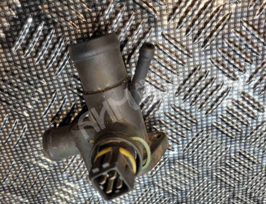 Фланец (тройник) системы охлаждения Volkswagen Passat B4 (3A) 1993-1997  Volkswagen Passat Passat B4 (3A) 1993-1997