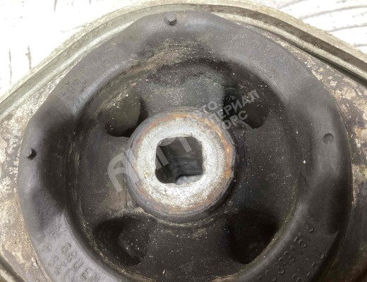 Подушка крепления КПП Audi A4 B5 (8D) 1994-1999  Audi A4 A4 B5 (8D) 1994-1999