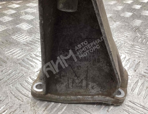 Кронштейн КПП Volkswagen Passat B5 (3B) 1996-2000  Volkswagen Passat Passat B5 (3B) 1996-2000