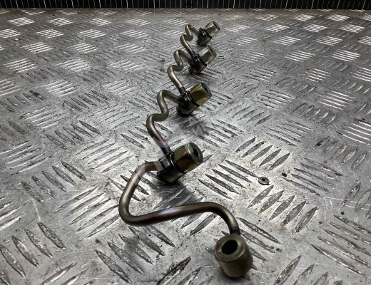 Трубка обратки форсунок Toyota Avensis I (T220) 1997-2003  Toyota Avensis Avensis I (T220) 1997-2003