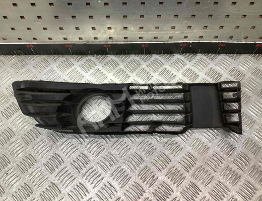 Заглушка (решетка) в бампер передний Volkswagen Passat B5+ (3B) 2000-2005 рестайлинг  Volkswagen Passat Passat B5+ (3B) 2000-2005 рестайлинг