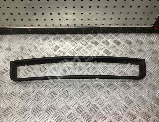 Заглушка (решетка) в бампер передний  Audi A4 B6 (8EC, 8E5) 2000-2006