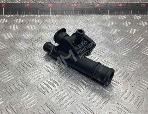 Фланец (тройник) системы охлаждения Volkswagen Golf IV (1J) 1997-2004  Volkswagen Golf Golf IV (1J) 1997-2004