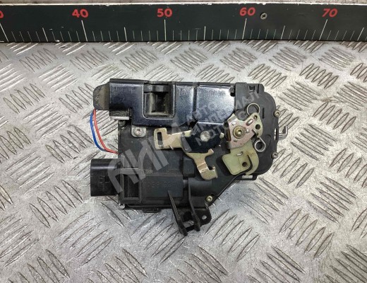 Замок двери передней левой Audi A4 B6 (8EC, 8E5) 2000-2004  Audi A4 A4 B6 (8EC, 8E5) 2000-2004