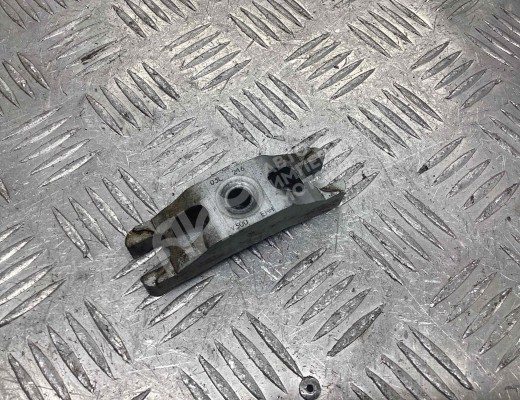 Скоба (кронштейн) крепления форсунки Volkswagen Amarok I (2H) 2010-2016  Volkswagen Amarok Amarok I (2H) 2010-2016