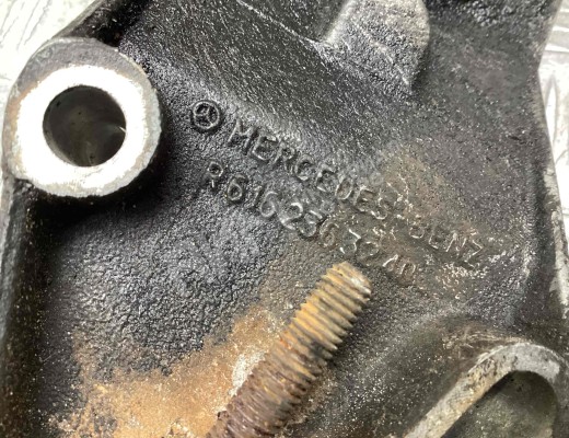 Кронштейн гидроусилителя Mercedes МВ100 (W631) 1981-1996  Mercedes 100 МВ100 (W631) 1981-1996