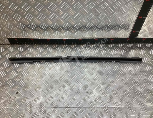 Молдинг стекла двери передней правой внутренний Volkswagen Golf IV (1J) 1997-2004  Volkswagen Golf Golf IV (1J) 1997-2004