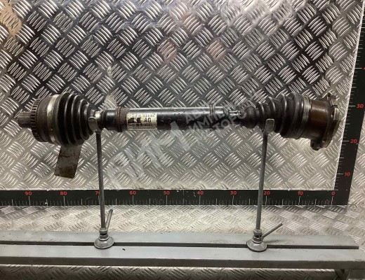 Полуось передняя левая (приводной вал, ШРУС) Audi A4 B6 (8EC, 8E5) 2000-2004  Audi A4 A4 B6 (8EC, 8E5) 2000-2004