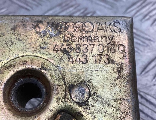 Замок двери передней правой Audi 100 C3 1982-1991  Audi 100 100 C3 1982-1991
