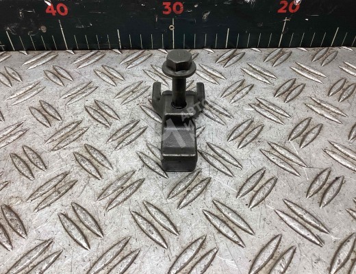 Скоба (кронштейн) крепления форсунки Volvo FH I 1993-2001  Volvo FH FH I 1993-2001