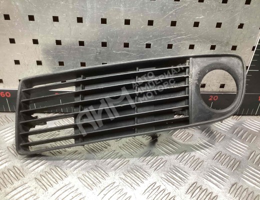 Заглушка (решетка) в бампер передний Audi A6 C5 (4B) 1997-2001  Audi A6 A6 C5 (4B) 1997-2001