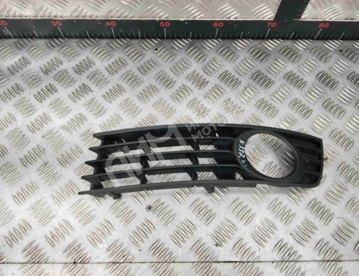 Заглушка (решетка) в бампер передний Audi A4 B6 (8EC, 8E5) 2000-2004  Audi A4 A4 B6 (8EC, 8E5) 2000-2004
