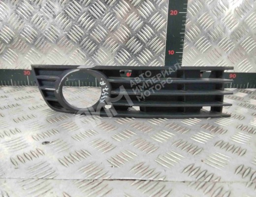 Заглушка (решетка) в бампер передний Audi A4 B6 (8EC, 8E5) 2000-2004  Audi A4 A4 B6 (8EC, 8E5) 2000-2004