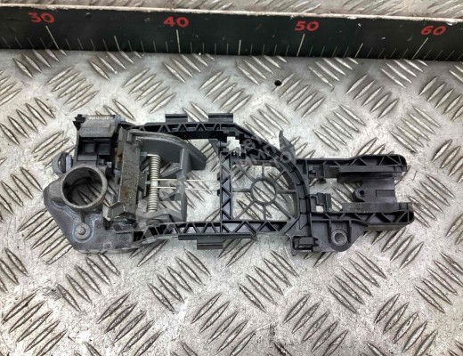 Кронштейн ручки двери Volkswagen Passat B6 (3C) 2005-2010  Volkswagen Passat Passat B6 (3C) 2005-2010