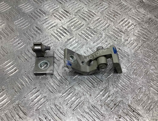 Петля двери передней левой Skoda Octavia A5 (1Z) 2008-2013 рестайлинг  Skoda Octavia Octavia A5 (1Z) 2008-2013 рестайлинг