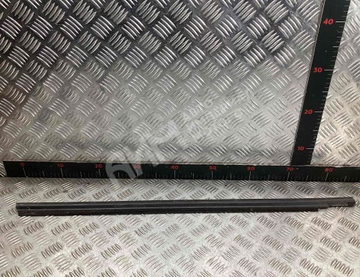 Молдинг стекла двери передней левой наружный Volvo 460 1988-1996  Volvo 460 460 1988-1996