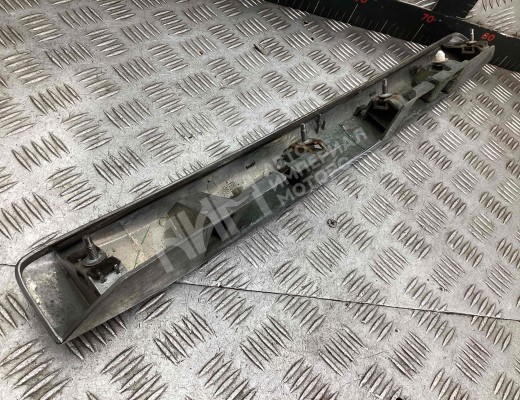 Накладка подсветки номера Nissan X-trail (T30) 2004-2007 рестайлинг  Nissan X-Trail X-trail (T30) 2004-2007 рестайлинг