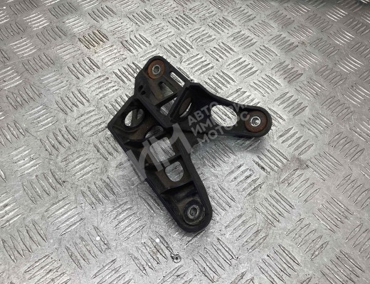 Кронштейн крепления троса КПП Volkswagen Caddy III (2K) 2010-2015 рестайлинг  Volkswagen Caddy Caddy III (2K) 2010-2015 рестайлинг