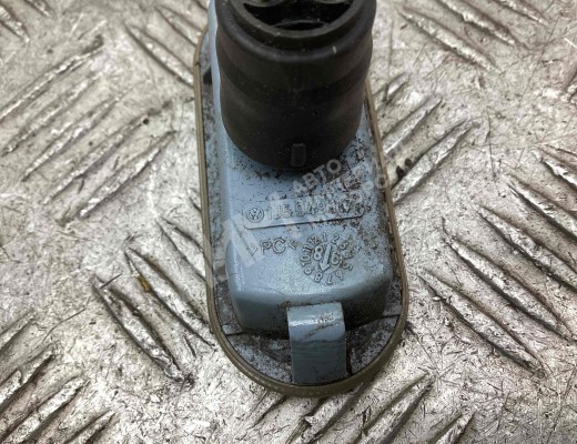 Повторитель передний левый Volkswagen Passat B5 (3B) 1996-2000  Volkswagen Passat Passat B5 (3B) 1996-2000