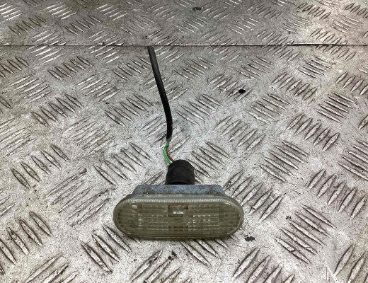 Повторитель передний левый Volkswagen Passat B5 (3B) 1996-2000  Volkswagen Passat Passat B5 (3B) 1996-2000