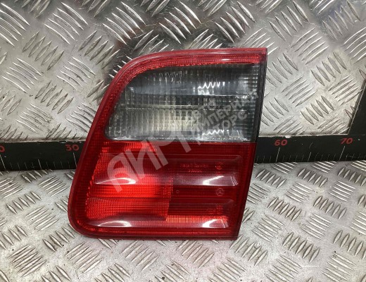 Фонарь крышки багажника правый Mercedes E (W210) 1999-2002 рестайлинг  Mercedes E E (W210) 1999-2002 рестайлинг