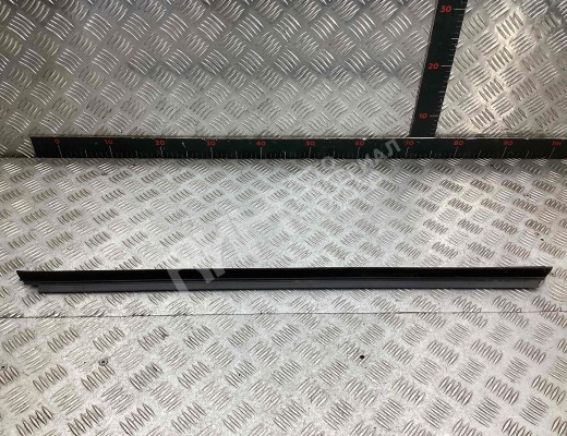 Молдинг стекла двери передней левой внутренний Volkswagen Passat B5 (3B) 1996-2000  Volkswagen Passat Passat B5 (3B) 1996-2000