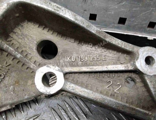 Кронштейн крепления рычага передней подвески Volkswagen Golf V (1K) 2004-2009  Volkswagen Golf Golf V (1K) 2004-2009
