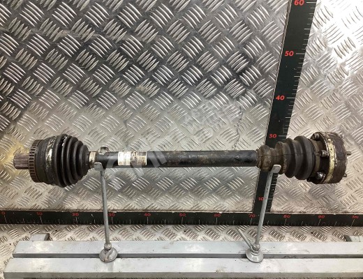 Полуось передняя левая (приводной вал, ШРУС) Audi A4 B6 (8EC, 8E5) 2000-2004  Audi A4 A4 B6 (8EC, 8E5) 2000-2004