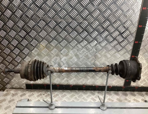 Полуось передняя левая (приводной вал, ШРУС) Audi A4 B6 (8EC, 8E5) 2000-2004  Audi A4 A4 B6 (8EC, 8E5) 2000-2004