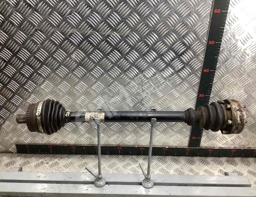 Полуось передняя правая (приводной вал, ШРУС) Audi A4 B6 (8EC, 8E5) 2000-2004  Audi A4 A4 B6 (8EC, 8E5) 2000-2004