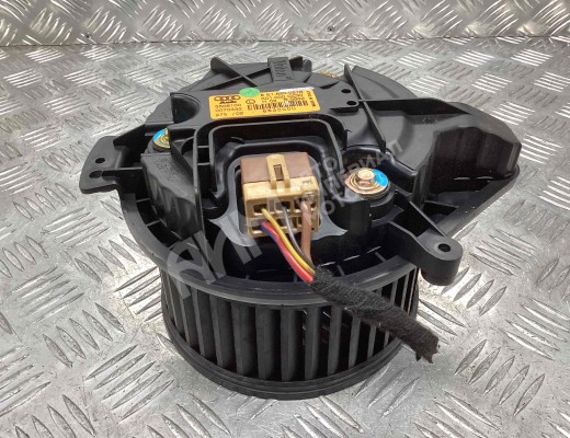 Моторчик печки Audi A4 B6 (8EC, 8E5) 2000-2004  Audi A4 A4 B6 (8EC, 8E5) 2000-2004