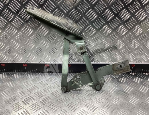 Петля капота правая Audi 100 C3 1982-1991  Audi 100 100 C3 1982-1991