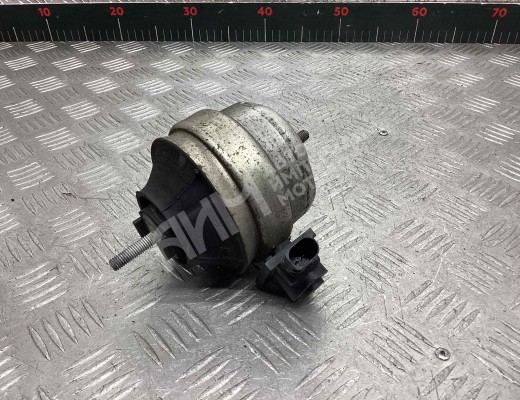 Подушка крепления двигателя Audi A6 C5 (4B) 1997-2001  Audi A6 A6 C5 (4B) 1997-2001
