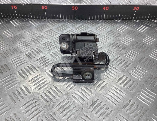 Петля двери передней левой Audi A4 B6 (8EC, 8E5) 2000-2004  Audi A4 A4 B6 (8EC, 8E5) 2000-2004