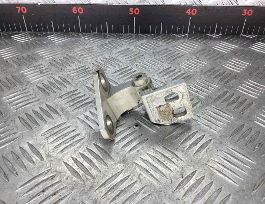 Петля двери передней правой Volkswagen Golf+ V (5M) 2005-2014  Volkswagen Golf Plus Golf+ V (5M) 2005-2014