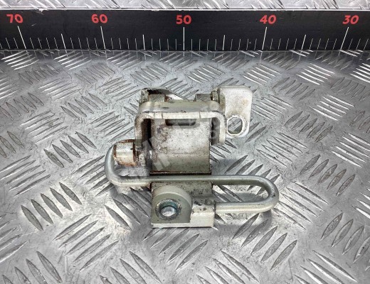 Петля двери передней правой Volkswagen Golf+ V (5M) 2005-2014  Volkswagen Golf Plus Golf+ V (5M) 2005-2014