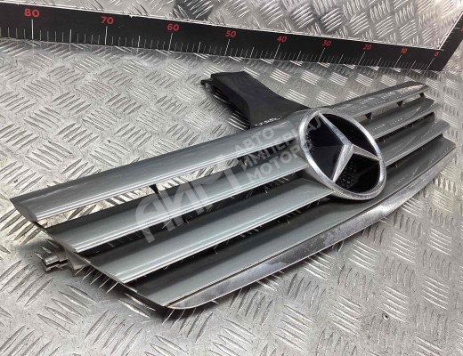 Решетка радиатора Mercedes C (W203) 2000-2004  Mercedes C C (W203) 2000-2004