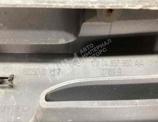 Решетка радиатора Chrysler Voyager IV (RG) 2001-2008  Chrysler Voyager Voyager IV (RG) 2001-2008