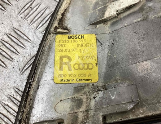 Поворотник правый Audi A4 B5 (8D) 1994-1999  Audi A4 A4 B5 (8D) 1994-1999